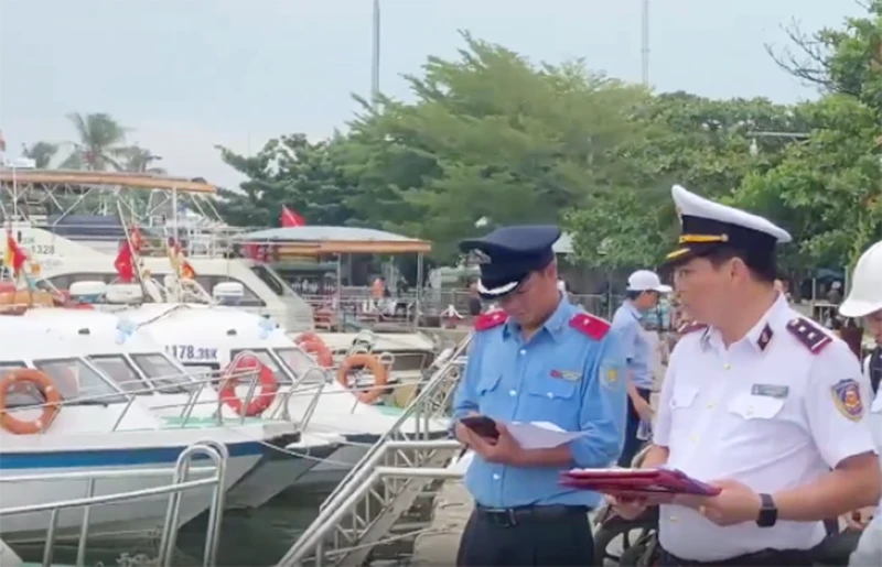Các cơ quan chức năng kiểm hoạt động giao thông đường thủy nội địa tại bến Cửa Đại (Hội An).