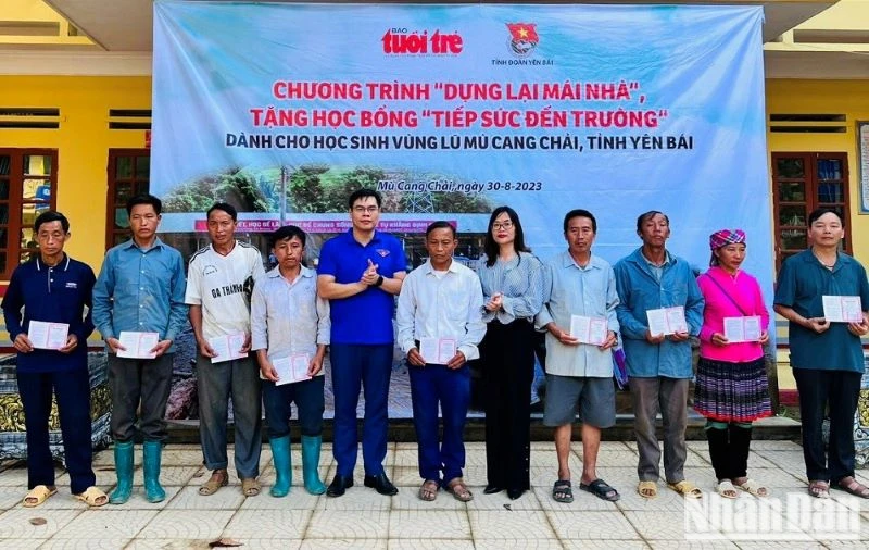 Báo Tuổi trẻ và Tỉnh đoàn Yên Bái trao sổ tiết kiệm cho người dân vùng lũ Mù Cang Chải.