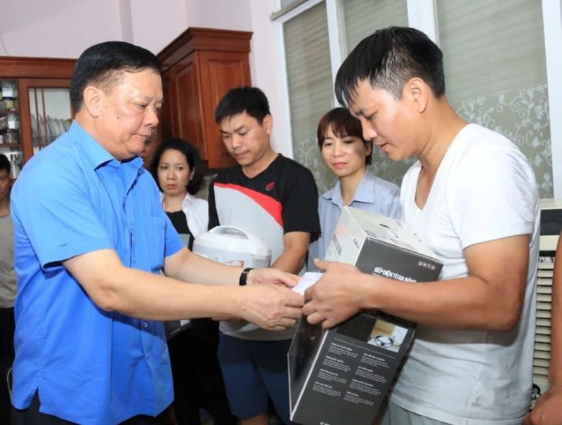 Bí thư Thành uỷ Hà Nội Đinh Tiến Dũng thăm hỏi, tặng vật dụng thiết yếu cho các nạn nhân vụ cháy tại quận Thanh Xuân.