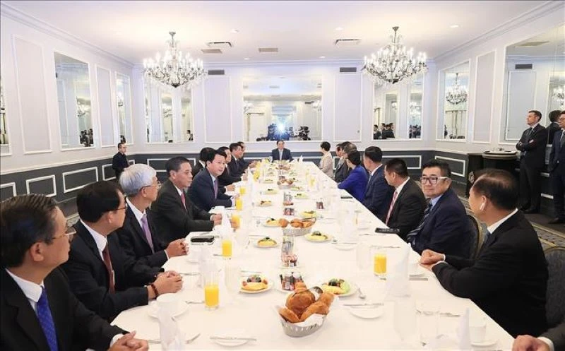 Thủ tướng Phạm Minh Chính ăn sáng và làm việc với một số doanh nghiệp Việt kiều tiêu biểu tại San Francisco, Hoa Kỳ. (Ảnh: Dương Giang/TTXVN)