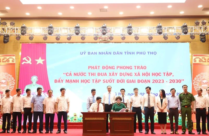 20 cơ quan, đơn vị, địa phương trong tỉnh ký cam kết thi đua thực hiện Quyết định của Thủ tướng Chính phủ về xây dựng xã hội học tập.
