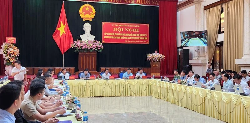 Lãnh đạo tỉnh Hòa Bình và các doanh nghiệp, nhà đầu tư tại hội nghị.