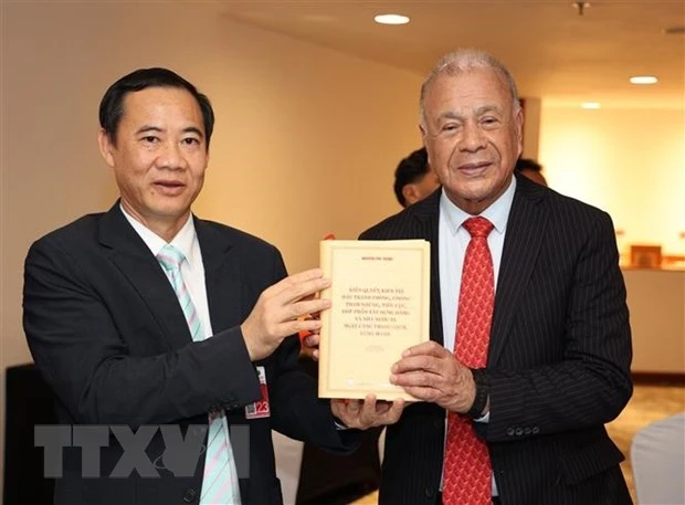 Phó Trưởng Ban Nội chính Trung ương Nguyễn Thái Học tặng sách của Tổng Bí thư Nguyễn Phú Trọng cho Tổng Bí thư Đảng Lao động Mexico (PT) Alberto Anaya Guitíerrez. (Ảnh: Phi Hùng/TTXVN)