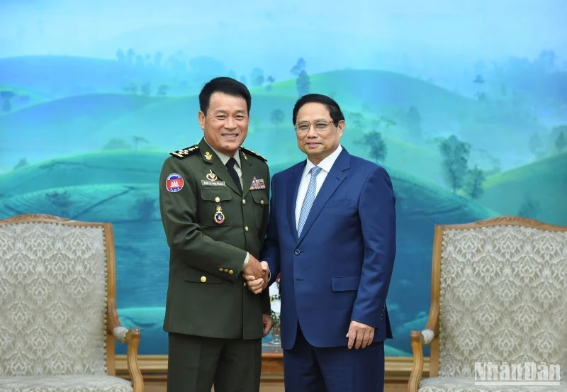 Thủ tướng Phạm Minh Chính tiếp Đại tướng Vong Pisen, Tổng Tư lệnh Quân đội Hoàng gia Campuchia. 
