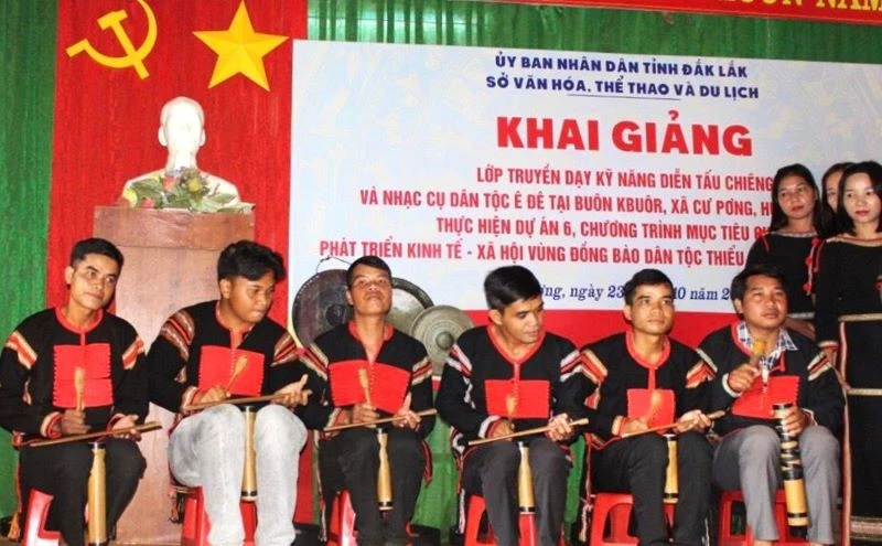Các thanh niên dân tộc Ê Đê xã Cư Pơng biểu diễn chiêng tre tại buổi khai mạc lớp học.