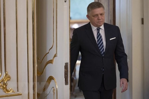 Tân Thủ tướng Slovakia Robert Fico (trái) tại lễ bổ nhiệm ở Bratislava, Slovakia, ngày 25/10/2023. (Ảnh: AFP/TTXVN)