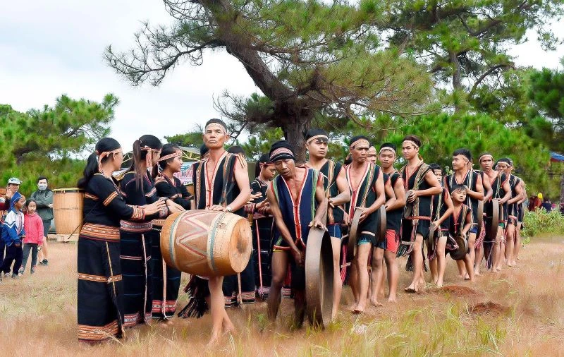 Biểu diễn cồng chiêng luôn thu hút khách du lịch khi đến với ngày hội các dân tộc Tây Nguyên.