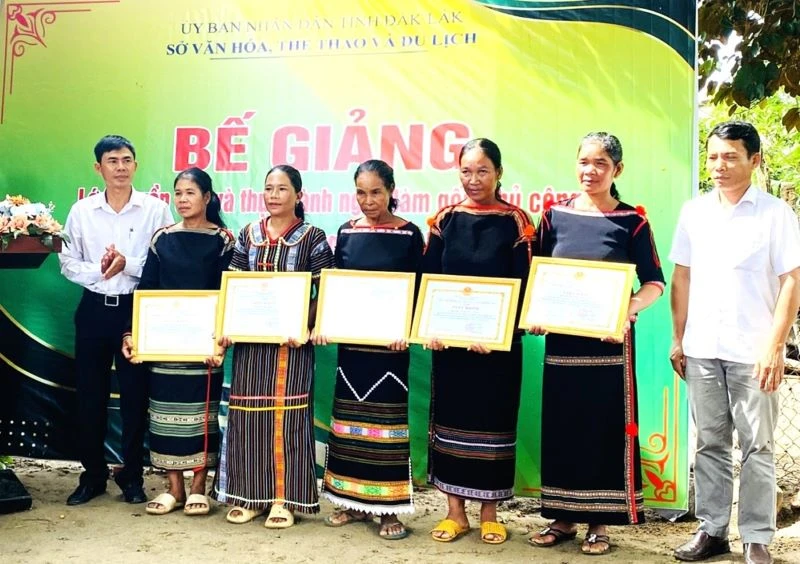 Ban Tổ chức lớp học tặng giấy khen cho các học viên xuất sắc.