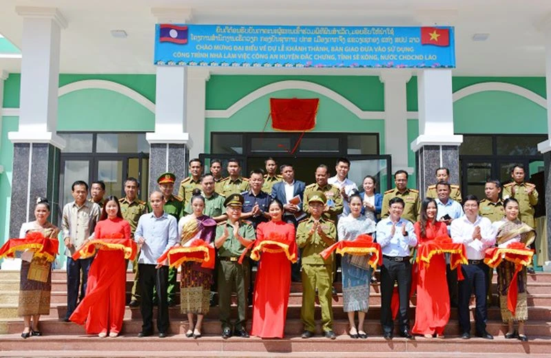 Cắt băng khánh thành, bàn giao công trình Nhà làm việc Công an huyện Đắc Chưng. 