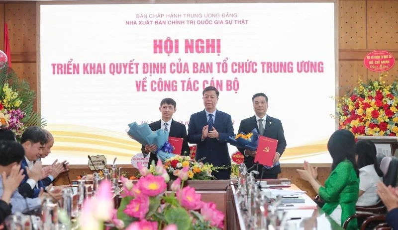 Đồng chí Vũ Trọng Lâm, Giám đốc-Tổng Biên tập Nhà xuất bản Chính trị Quốc gia Sự thật (đứng giữa) thừa ủy quyền của Lãnh đạo Ban Tổ chức Trung ương trao Quyết định bổ nhiệm các chức danh Phó Giám đốc, Phó Giám đốc - Phó Tổng Biên tập Nhà xuất bản Chính trị quốc gia Sự thật.