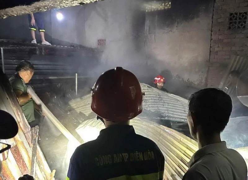 Lực lượng chức năng khám nghiệm bên trong ngôi nhà bị cháy.
