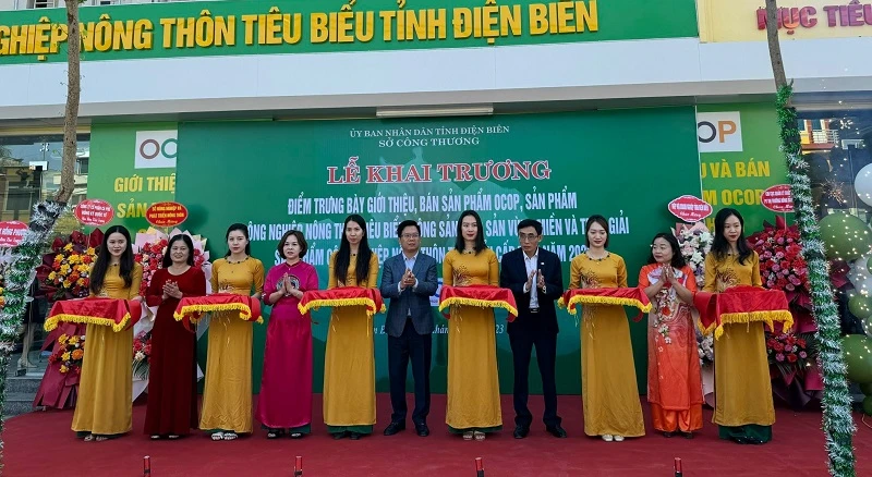 Các đại biểu cắt băng khánh thành Điểm trưng bày giới thiệu, bán sản phẩm OCOP Điện Biên. 