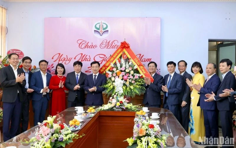 Đồng chí Phạm Đình Nghị, Chủ tịch Ủy ban nhân dân tỉnh Nam Định tặng lẵng hoa tươi thắm chúc mừng đội ngũ cán bộ quản lý, các thầy cô giáo và nhân viên ngành giáo dục toàn tỉnh.