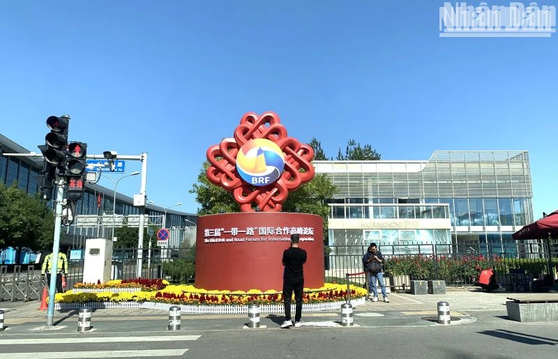 Bên ngoài Trung tâm Hội nghị tổ chức Diễn đàn cấp cao hợp tác quốc tế "Vành đai và Con đường" lần thứ 3 năm 2023. (Ảnh: HỮU HƯNG)
