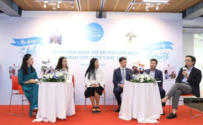 Các đại biểu tham gia tọa đàm tại Lễ kỷ niệm Ngày trẻ em thế giới.