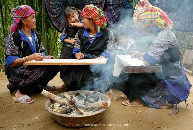 Phụ nữ H’Mông ở huyện Mù Cang Chải (Yên Bái) thực hành vẽ sáp ong.