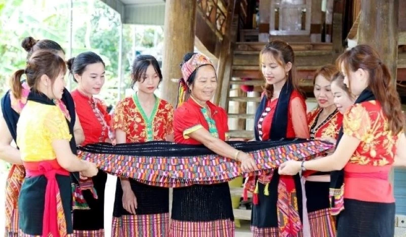 Nhờ Chương trình Mục tiêu quốc gia mà người lao động ở vùng dân tộc thiểu số, miền núi được học nghề chu đáo, trong đó có nghề dệt thổ cẩm truyền thống.