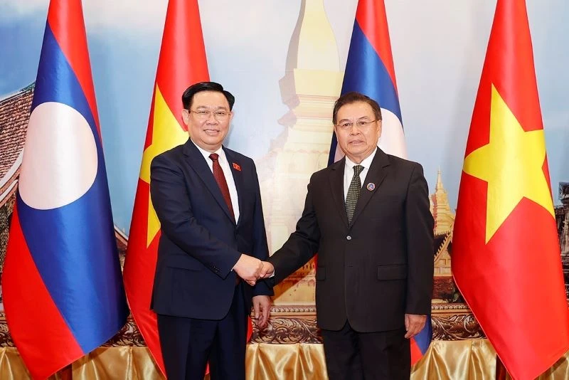 Chủ tịch Quốc hội Vương Đình Huệ và Chủ tịch Quốc hội Lào Saysomphone Phomvihane chụp ảnh chung. (Ảnh: TTXVN)