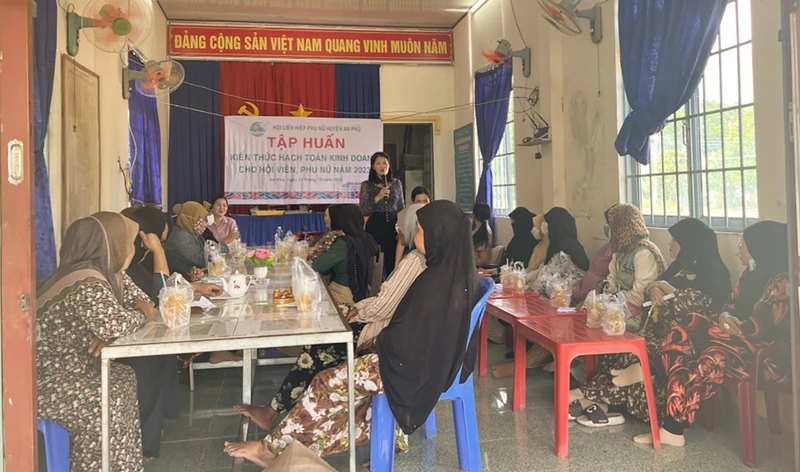 Hội Liên hiệp Phụ nữ tỉnh tập huấn phụ nữ Chăm kiến thức hạch toán kinh doanh.
