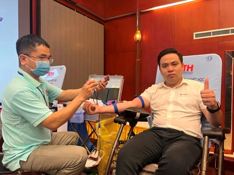 Người lao động EVNHCMC hiến máu tình nguyện - một hoạt động trong Tháng tri ân khách hàng của ngành điện.