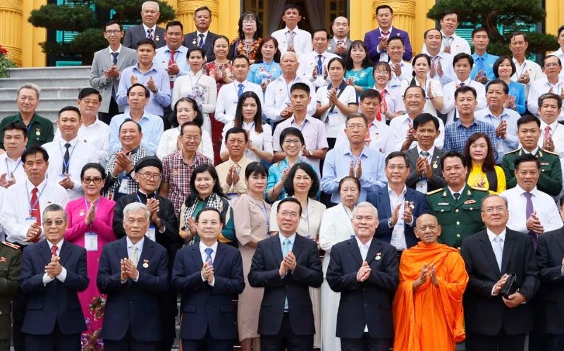 Chủ tịch nước Võ Văn Thưởng gặp mặt thân mật Đoàn đại biểu các điển hình tiêu biểu trong phong trào thi đua yêu nước của thành phố Cần Thơ. (Ảnh: TTXVN)