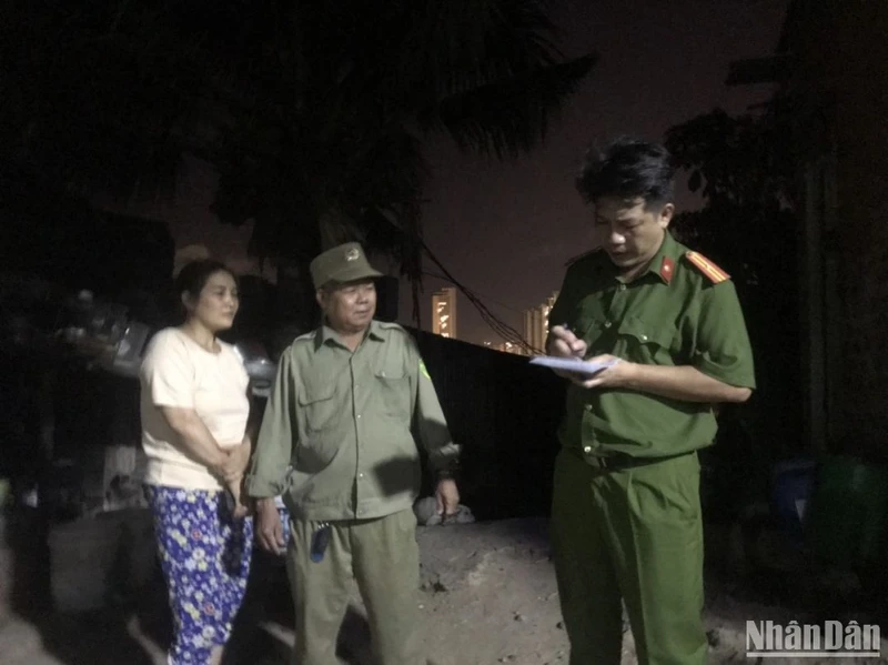Phường Vĩnh Hòa rà soát dân cư dưới chân núi Cô Tiên phục vụ sơ tán khi cần thiết. (Ảnh: HẢI LĂNG) 