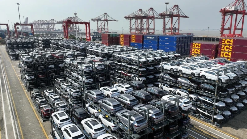 Xe ô-tô chạy bằng năng lượng mới chờ xuất khẩu tại khu cảng ở thành phố Thái Thương thuộc Tô Châu, tỉnh Giang Tô, Trung Quốc. (Ảnh: THX/TTXVN)