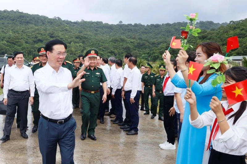 Chủ tịch nước Võ Văn Thưởng và Đoàn công tác Trung ương đã đến thăm cán bộ, chiến sĩ Trung đoàn 152. (Ảnh: TTXVN)