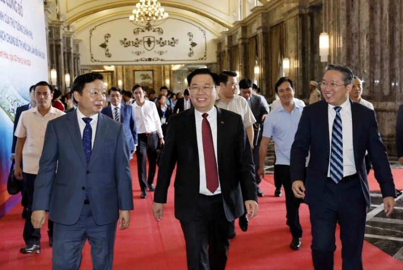 Chủ tịch Quốc hội Vương Đình Huệ, Phó Thủ tướng Chính phủ Trần Hồng Hà, Bí thư Tỉnh ủy Khánh Hòa Nguyễn Hải Ninh đến dự lễ công bố. (Ảnh: TTXVN)