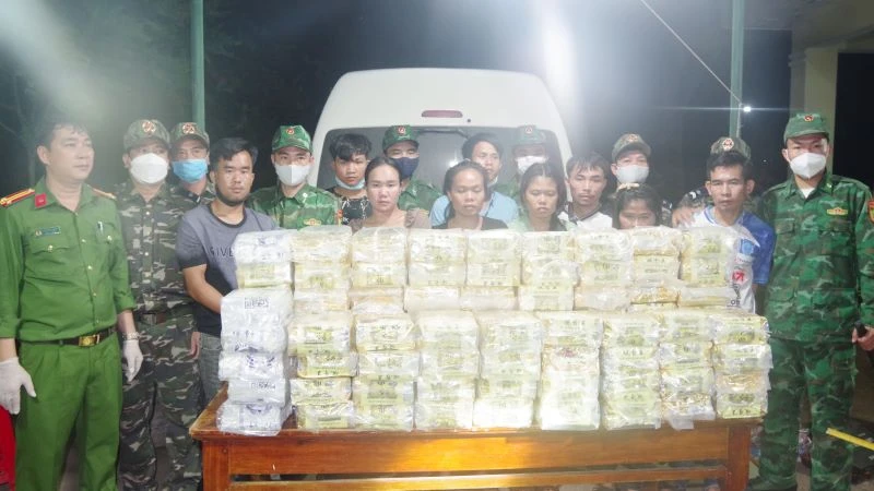Các đối tượng bị bắt giữ cùng tang vật vụ án. (Ảnh: PT)