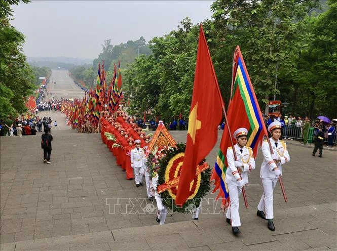 Đoàn hành lễ khởi hành lên đỉnh Nghĩa Lĩnh linh thiêng. (Ảnh: Nhật Anh/TTXVN)