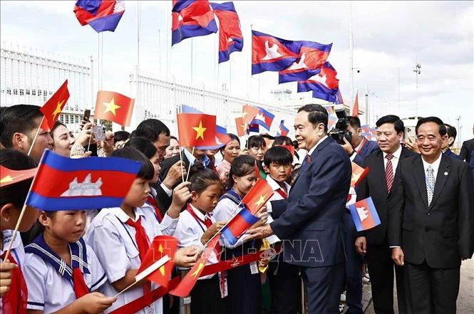 Lễ đón Chủ tịch Quốc hội Trần Thanh Mẫn tại sân bay quốc tế Pochentong, thủ đô Phnom Penh. (Ảnh: TTXVN)