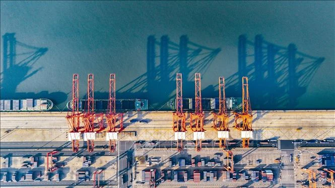 Quang cảnh cảng hàng hóa ở tỉnh Hà Bắc, Trung Quốc. (Ảnh: THX/TTXVN)