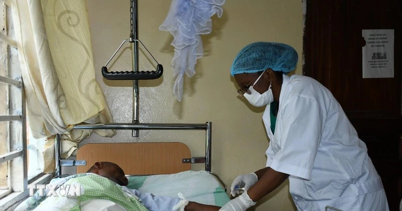 Nhân viên y tế điều trị cho bệnh nhân ở CHDC Congo. (Ảnh minh họa. THX/TTXVN)