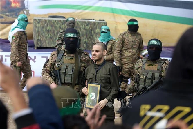 Lực lượng Hamas trao trả con tin Israel tại trại tị nạn al-Nuseirat, miền Trung Dải Gaza ngày 22/2/2025. (Ảnh: THX/TTXVN)