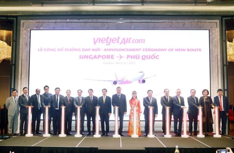 Tổng Bí thư Tô Lâm và các đại biểu thực hiện nghi thức khai trương đường bay Phú Quốc-Singapore của Vietjet Air. (Ảnh: TTXVN)