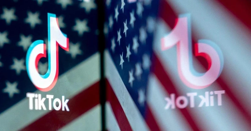 Biểu tượng TikTok trên nền quốc kỳ Mỹ. (Ảnh: AFP/TTXVN)