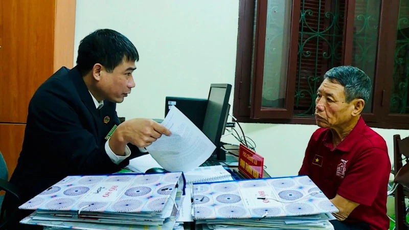 Cán bộ Tòa án nhân dân huyện Lý Nhân, tỉnh Hà Nam giải thích quy định pháp luật cho người dân. (Ảnh HẢI ĐĂNG)