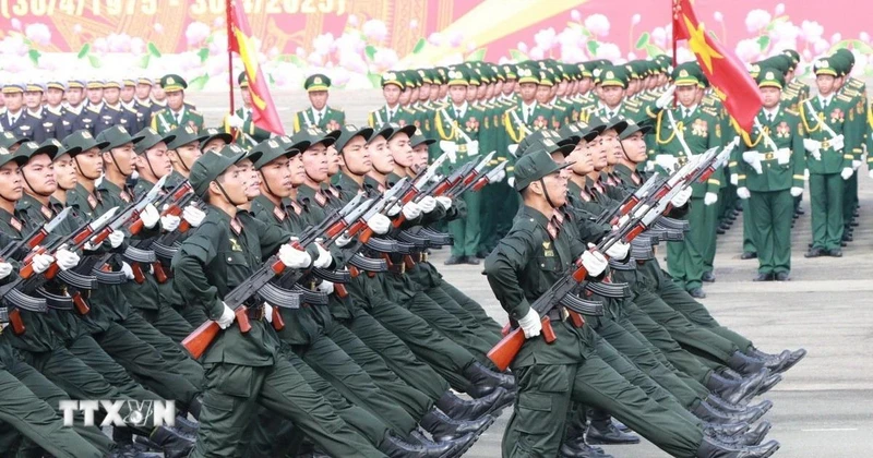 Các khối lực lượng vũ trang diễu binh. (Ảnh: Sỹ Tuyên/TTXVN)