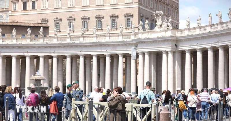 Lực lượng Hiến binh và cảnh sát tại Quảng trường San Pietro (nơi đặt linh cữu của Giáo hoàng Francis). (Ảnh: Trường Dụy/TTXVN)