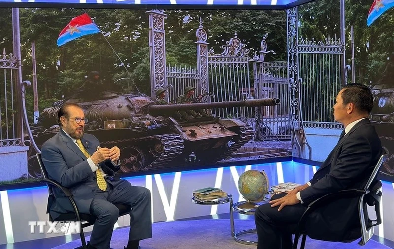 Nhà ngoại giao kỳ cựu kiêm nhà báo nổi tiếng Venezuela Khách mời Julio Cesar Pineda (bìa bên trái) chia sẻ tại chương trình. (Ảnh: Đài truyền hình Globovisión cung cấp, TTXVN phát)