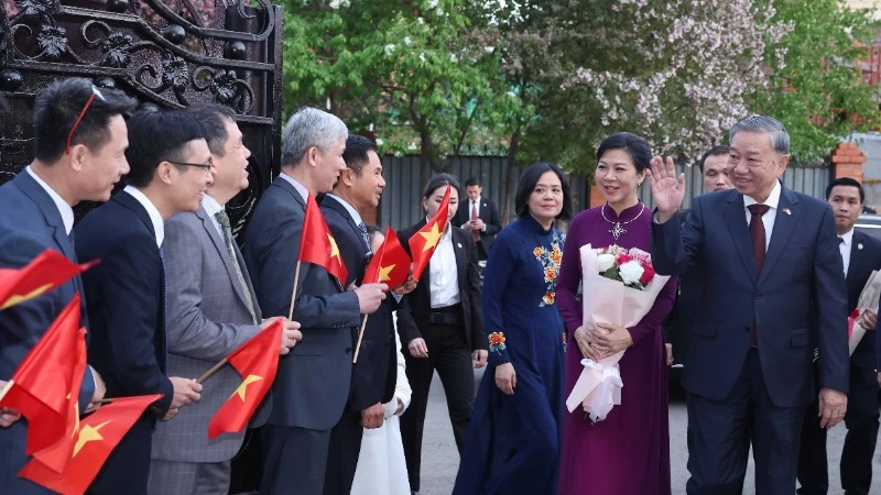 Tổng Bí thư Tô Lâm và Phu nhân đến thăm Đại sứ quán Việt Nam tại Kazakhstan. (Ảnh: Thống Nhất/TTXVN)