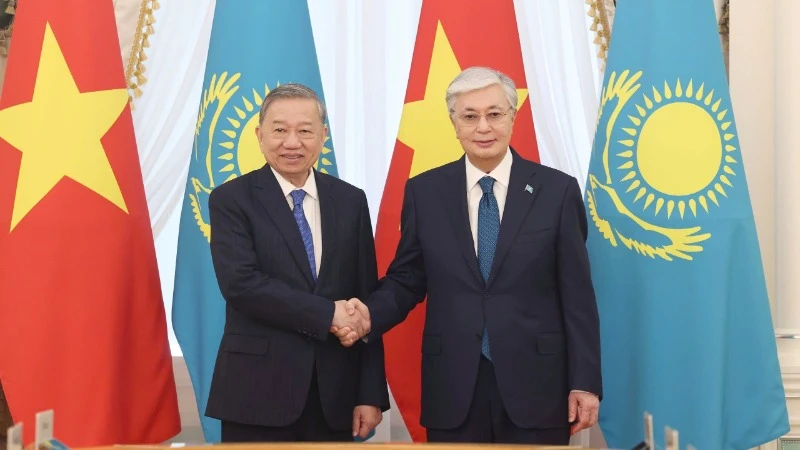 Tổng Bí thư Tô Lâm hội kiến Tổng thống Kazakhstan Kassym-Jomart Tokayev. (Ảnh: TTXVN)