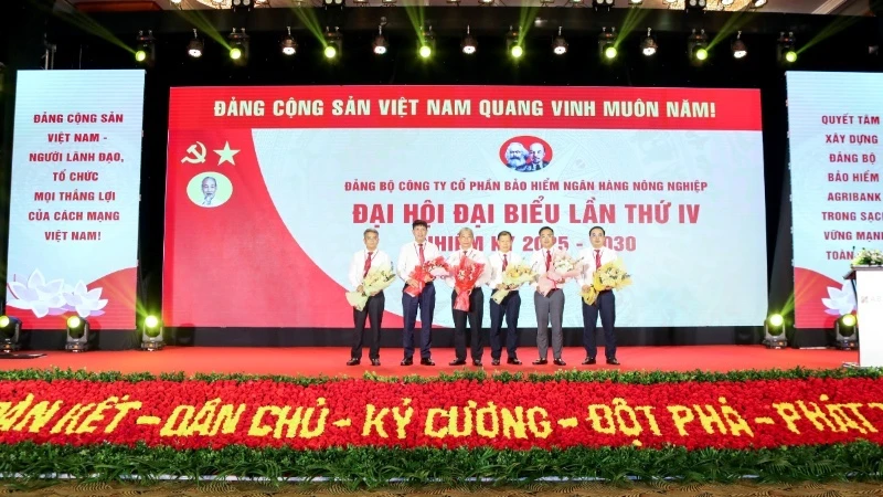 Ban chấp hành Đảng bộ Bảo hiểm Agribank khóa IV nhiệm kỳ 2025-2030 ra mắt Đại hội.
