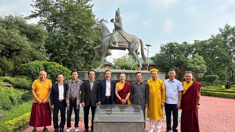 Đoàn đại biểu Hội Hữu nghị Việt Nam-Nepal thăm một cơ sở tôn giáo ở Nepal. (Ảnh: Liên hiệp các tổ chức hữu nghị Việt Nam)