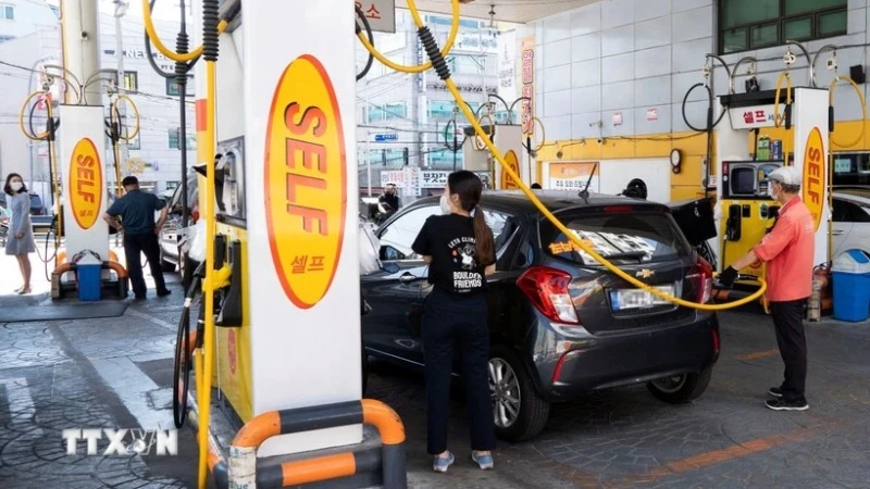 Bơm xăng cho phương tiện tại trạm xăng ở Seoul, Hàn Quốc. (Ảnh: THX/TTXVN)
