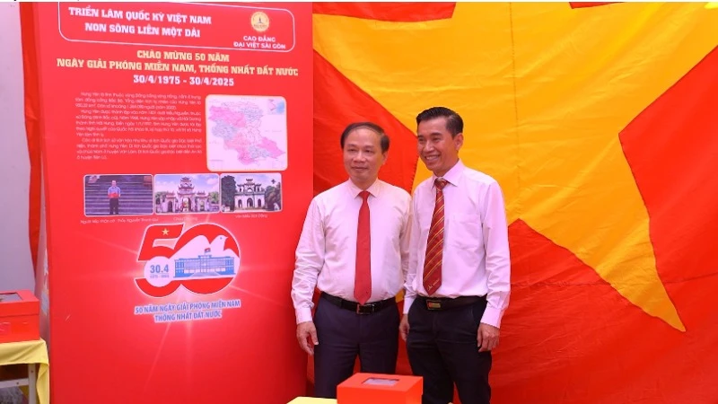 Ông Phạm Tất Thắng, Phó Trưởng Ban Tuyên giáo và Dân vận Trung ương (bên trái) tham dự triển lãm tại trường Cao đẳng Đại Việt Sài Gòn. 