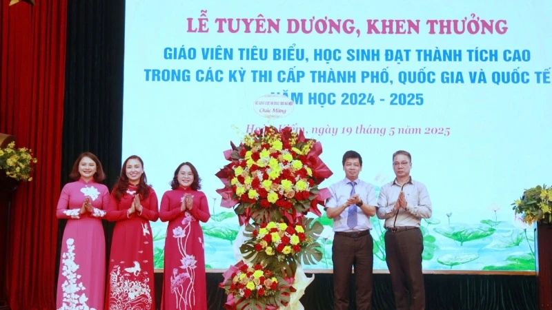 Quận Hoàn Kiếm tuyên dương giáo viên, học sinh giỏi năm học 2024-2025.