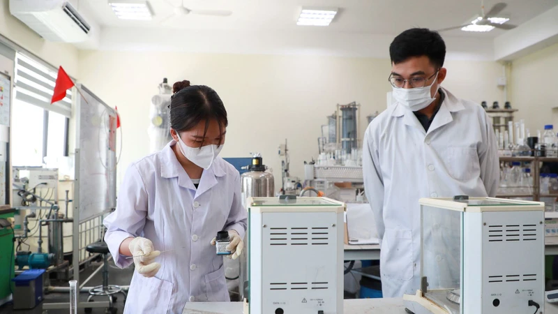Hoạt động nghiên cứu thực hành của thầy trò Đại học Quốc gia Hà Nội.