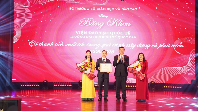 Thứ trưởng Giáo dục và Đào tạo Nguyễn Văn Phúc trao Bằng khen cho Viện Đào tạo quốc tế